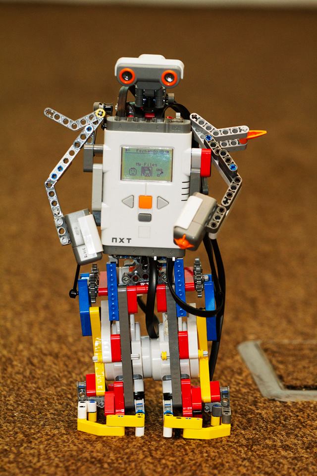 Robô feito de Lego que recebe comandos de aplicativos feitos em Android